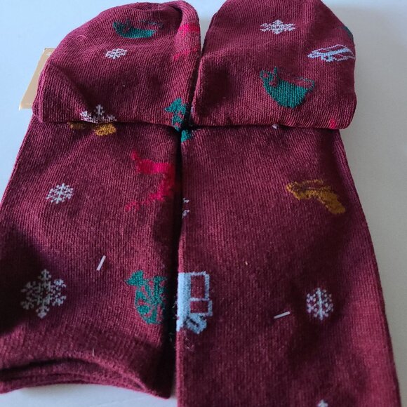 BEARPAW 4 PIECE FAMILY MATCHING CREW SOCKS IN BURGUNDY WINTER HOLIDAYS DESIGN - Picture 7 of 8